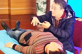 推拿手法学主编王国才教授演示一指禅推揉腹部“紧推慢移”原则视频封面