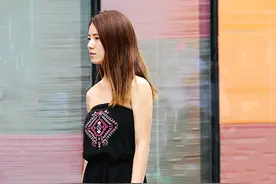 街拍：凸显个性的人字拖美女图片