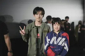 易烊千玺与奥运冠军合影！长津湖首映，张家齐陈艾森变身小粉丝图片