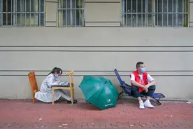 爸爸守着小区大门，我就在旁边安静地写作业图片