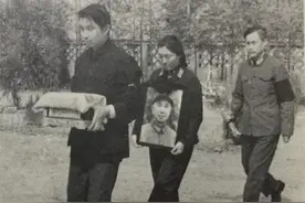 粟裕去世后，骨灰里残留三块弹片，妻子：这是他留给我最后的念想图片