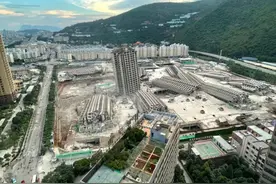 云南15栋烂尾楼被“爆破”，烂尾7年，45秒就倒塌，共用4.6吨炸药图片