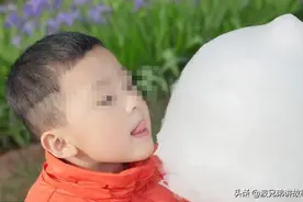 男孩失踪，夫妻苦寻未果，邻居傻子一句喃喃自语，夫妻恍然大悟图片