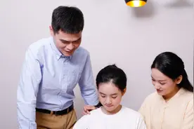 "爸妈同时掉水里，你先救谁？"6岁儿子的回答，赢得父母大赞图片