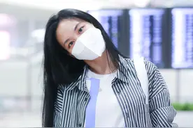 王霏霏撞衫好闺蜜孟佳 Michael Kors限量款慈善字母T恤谁穿赢了？图片