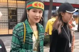 赵本山女儿穿裤子只穿3/4，剩下全靠袜子撑，网友：欣赏不了图片