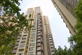 醉酒、吵架、放火烧家？还好昆明这小区有个称职的保安图片