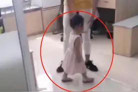 3岁女娃不好惹，打完针后越想越气，“杀气腾腾”要找医生报仇图片