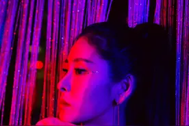 张碧晨斜肩亮片裙性感魅惑，灯笼耳环复古别致，中国风飒气十足图片