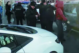 观江国际大门设路障天天堵，保安与业主对骂，互相推搡图片