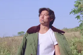 刘德华穿军大衣抽烟样子有点酷，不过有了钟楚红和这首歌不一样了视频封面