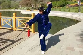 完整、标准的32式太极剑演练，附动作名称和简介，值得收藏和学习图片