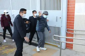 92岁李嘉诚按时祭拜亡妻，步伐稳健无需搀扶，却由孙女代替上香图片