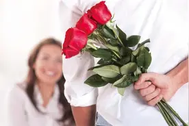 中年男哭诉：抛妻弃子娶的小女友，生下儿子后，原形毕露图片