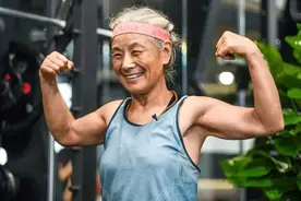 卧床20年，70岁成了红遍全网的撸铁奶奶，最想在直播间传递正能量图片