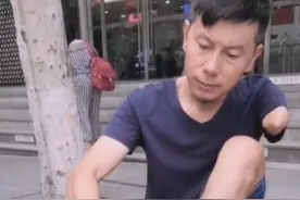 残疾画家：靠一个手指画出大师作品，不服输的精神令人佩服图片