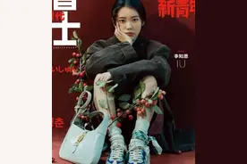 IU首登中国杂志封面，国民甜妹薄纱红衣，美艳动人神似精灵图片