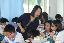 老师半夜在班级群中发错消息，家长看到后尴尬了：这该怎么回？图片