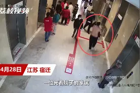 父爱如山！父亲光膀子抱高烧女儿就医图片