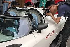 成都街头停着2800万柯尼塞格，不到一会就有妹子主动上车图片