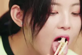 杨超越忍痛吃糯米糕, 当她张大嘴看清口腔溃疡面积, 真心疼图片