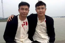 明星和替身的合照，以为陈小春已经够像了图片
