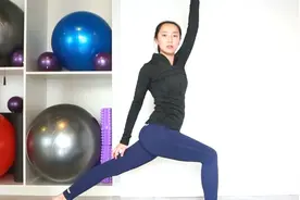 开肩瘦腿的战士扭转瑜伽，一招让脊柱更灵活，身体充满活力视频封面