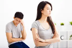 离婚半年后，我去前妻家，看到桌子上的一盘香蕉，我决定复婚图片
