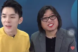 高晓松让李佳琦帮涂口红 嘟嘴卖萌变表情包图片