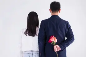 从喜欢到深爱一个女人，男人会有三个心理变化，伪装不了图片