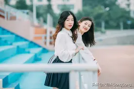 和闺蜜一起拍毕业照图片