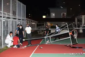 飞来横祸！新加坡17岁少年楼下灌篮时球架倒下头部遭重创死亡图片