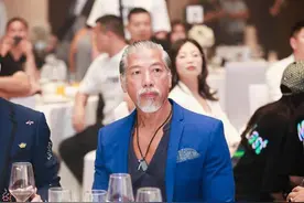 乌鸦哥57岁的年纪，却配上27岁的身材，远看像极了施瓦辛格图片