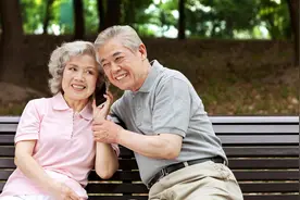 55岁阿姨和58岁大叔黄昏恋，55岁阿姨：谁笑话让他笑话去图片