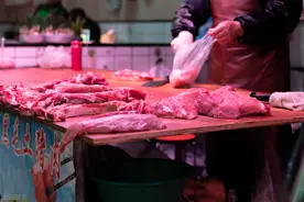 买猪肉时，选深色的还是浅色的？看看老屠夫怎么说，涨知识了图片