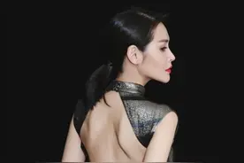 “沙漏身材”只服于明加！穿旗袍全身零赘肉，身材哪像两娃妈图片