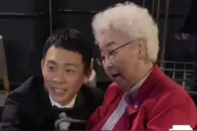 上影节后台精彩：张译跪地问候田华，郑恺包贝尔互捧，磊枫cp好甜图片