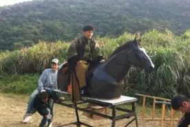 拿高片酬，却连真马都不骑，骑在工作人员肩上，网友：滚出娱乐圈图片