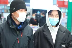 那英携富豪老公露面，穿名牌小鸟腿挤不满紧身裤，一路依偎超甜蜜图片