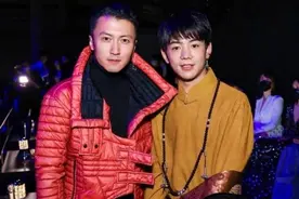 近日，谢霆锋与丁真同框，两人理塘游玩甚是开心，相差21岁似哥俩图片