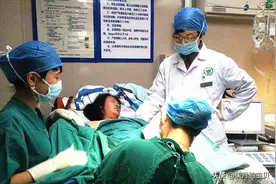 产房里的尴尬，临产时遇实习生的围观，产妇生产需不需要尊严？图片
