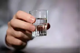 为什么有些酒喝了会上头难受，而有些则不会，到底是哪些因素引起图片