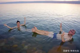 世界陆地最低点死海，人跳进去也不会被淹死，为什么要叫它死海?图片