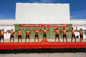兵哥哥展示满满战斗力！军营里的肌肉T台show图片