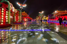 手机拍摄西安雷阵雨后的大唐不夜城图片