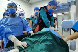 7名医护人员与死神“拼手速”！1小时接力按压心脏7000余次 成功救回64岁心梗老人图片