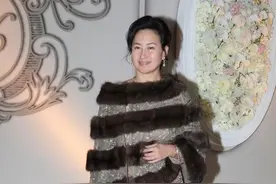 何超琼胖得真富态，皮草配长裙不土反而贵气，微胖大妈都值得学图片