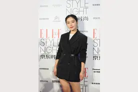 阚清子的西装裙搭配干练精致，脸上贴花却显出小女生性格图片