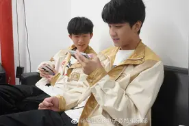 世冠淘汰赛：鹏鹏裴擒虎五连绝世，佛山GK淘汰成都AG晋级半决赛图片