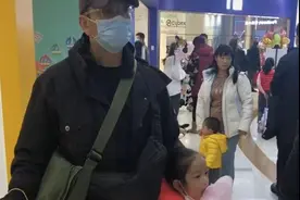 温兆伦女儿长大啦！甜美可爱长腿抢镜，父女相差51岁似三代人图片